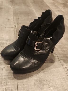 me too Black Buckle Scallop Ankle Heels